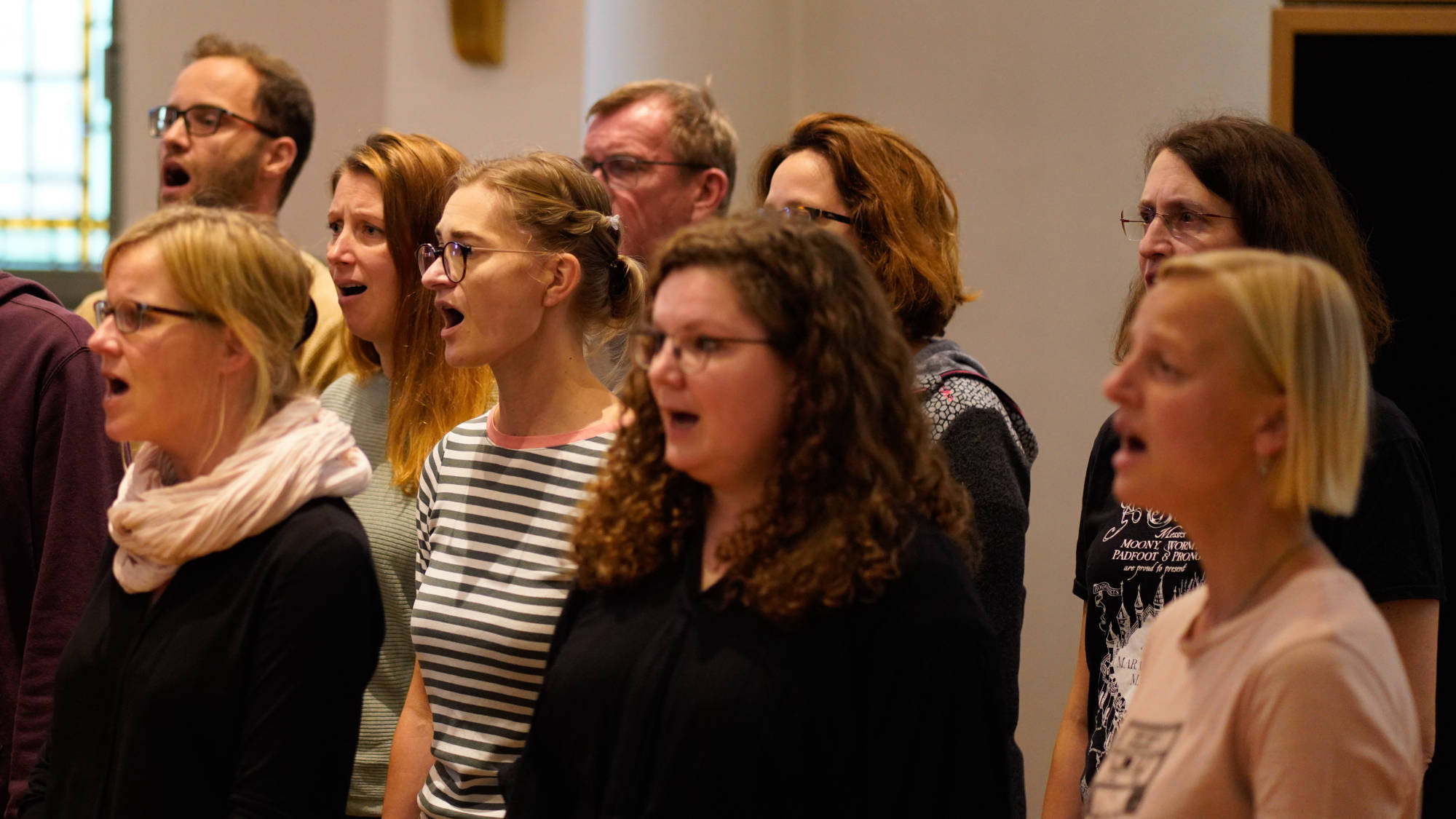 tonraumfünf10: Der Chor aus Berlin bei der konzentrierten Chorprobe zu „On The Banks Of The Condamine“ von Iain Grandage.