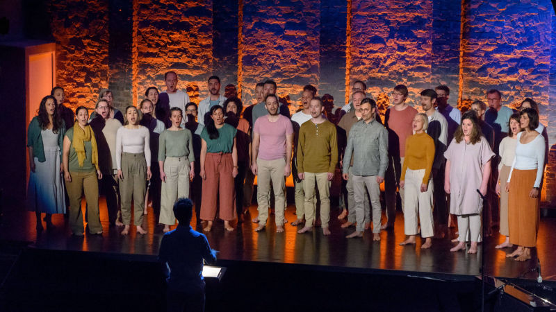 acapella Chor tonraumfünf10 mit seinem Konzertprogramm „Past Life Melodies“ im Theater im Delphi in Berlin-Weißensee