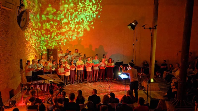 acapella Chor tonraumfünf10 mit seinem Konzertprogramm „Vom Schatten ins Licht“ in der Musikbrauerei Berlin
